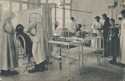 879218 Interieur van het St.-Antoniusziekenhuis (ook: St. Antonius Gasthuis, Prins Hendriklaan 40) te Utrecht: de ...